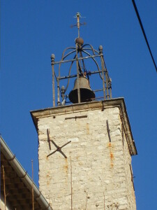 The bell tower of the hilltop village of La Cadière-d'Azur is open, which allows the mistral to pass through. Photo via Wikimedia Commons (Public Domain)