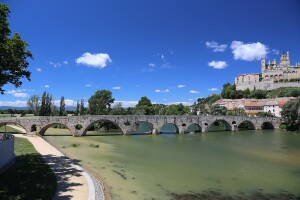 Photo of The Pont Vieux and Béziers by logopop via Wikimedia Commons